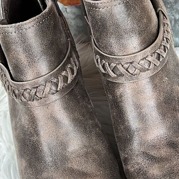 Report Carl Booties  - Picture 3 of 11